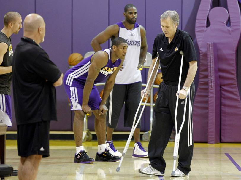 Anche le stampelle non fermano Mike che dirige ugualmente l&#39;allenamento dei Lakers (Reuters)